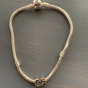 🎅🏻HOLIDAY SALE🎄Swirl charm